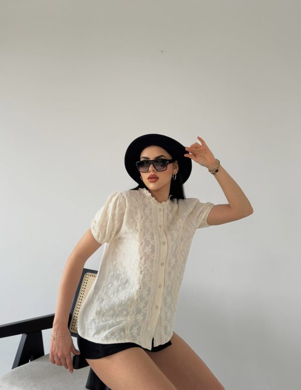 Kısa Kollu Vual Güpür Detaylı Bluz