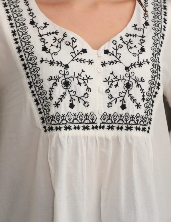 Robası ve Kolları Nakışlı Bluz