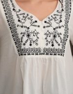 Robası ve Kolları Nakışlı Bluz