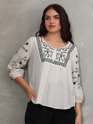 Robası ve Kolları Nakışlı Bluz