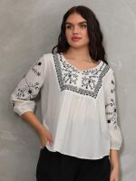 Robası ve Kolları Nakışlı Bluz