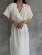 Yakası Süzene Nakışlı Elbise