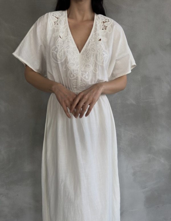 Yakası Süzene Nakışlı Elbise