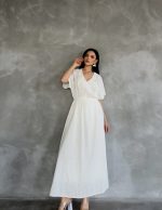 Yakası Süzene Nakışlı Elbise