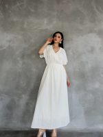 Yakası Süzene Nakışlı Elbise