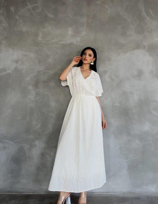 Yakası Süzene Nakışlı Elbise