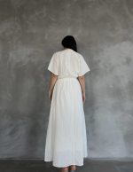 Yakası Süzene Nakışlı Elbise