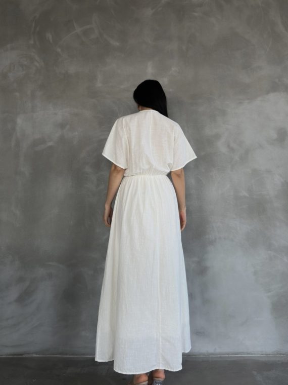 Yakası Süzene Nakışlı Elbise