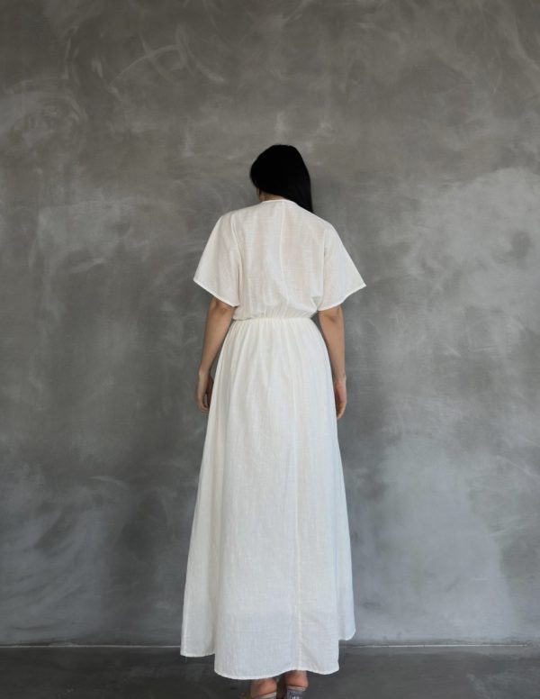 Yakası Süzene Nakışlı Elbise