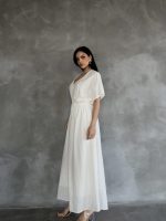 Yakası Süzene Nakışlı Elbise