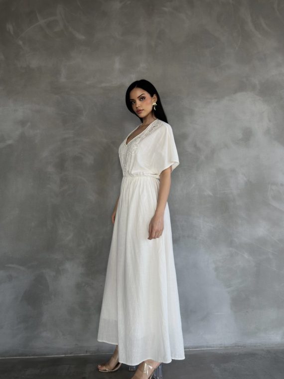 Yakası Süzene Nakışlı Elbise