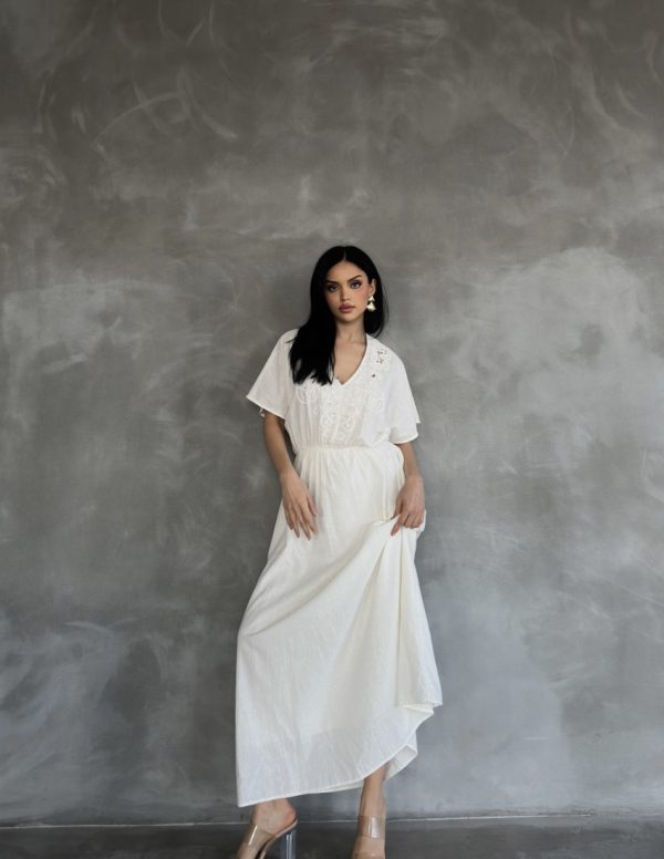 Yakası Süzene Nakışlı Elbise