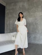 Yakası Süzene Nakışlı Elbise