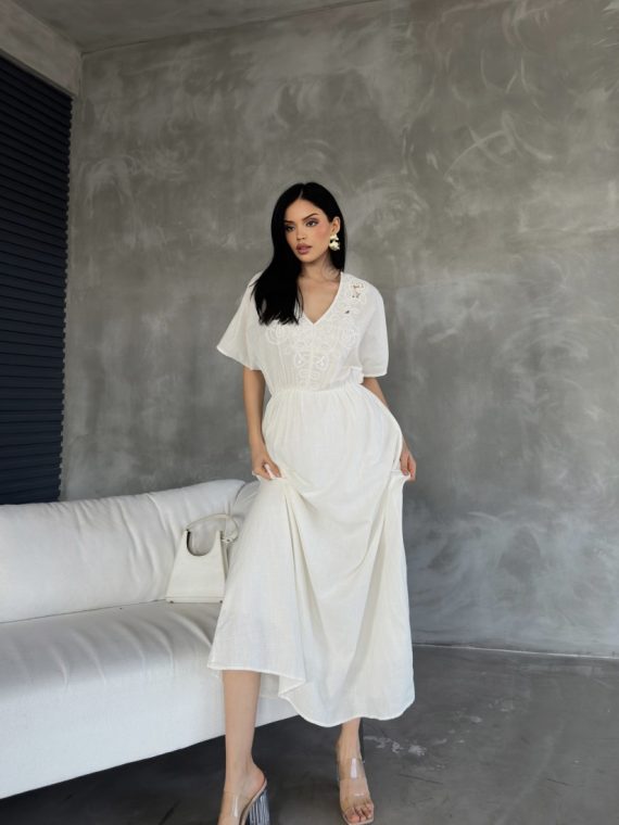 Yakası Süzene Nakışlı Elbise