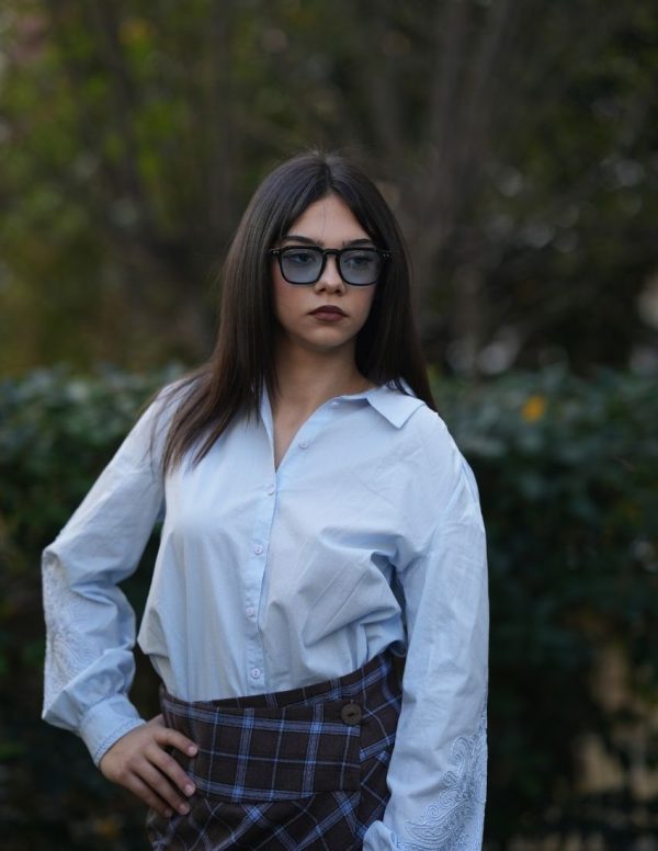 Kolları Nakışlı Gömlek