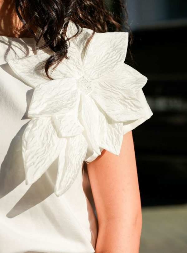 Çiçek Aplikeli T-Shirt