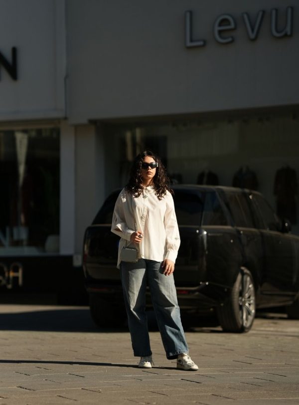 Kolu Yırtmaçlı Taş Detaylı Gömlek