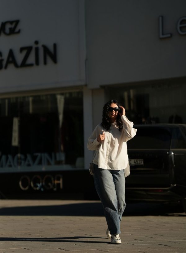 Kolu Yırtmaçlı Taş Detaylı Gömlek