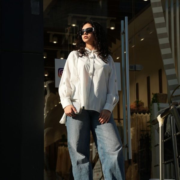 Kolu Yırtmaçlı Taş Detaylı Gömlek