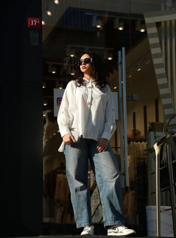 Kolu Yırtmaçlı Taş Detaylı Gömlek