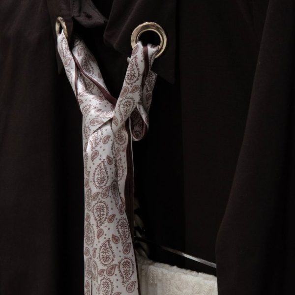 Yakası Fular Detaylı Gömlek