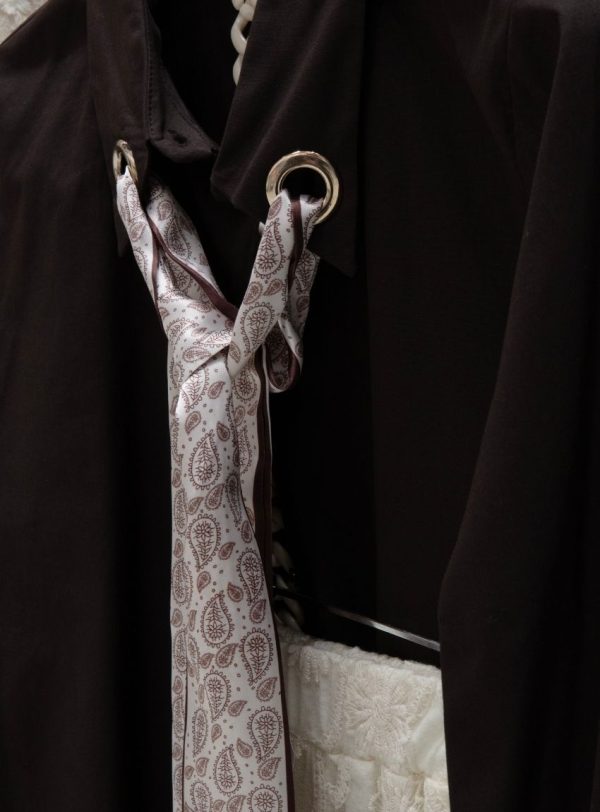 Yakası Fular Detaylı Gömlek