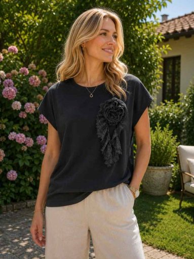 Dantel Gül Broşlu T-Shirt